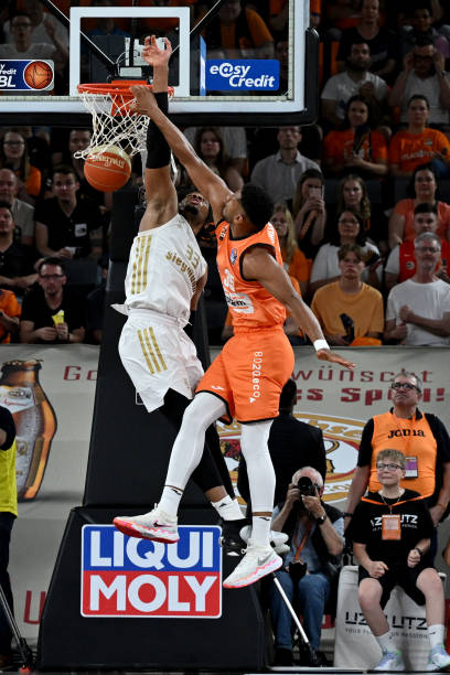 美媒：库里因右拇指扭伤收官战对阵快船出战成疑