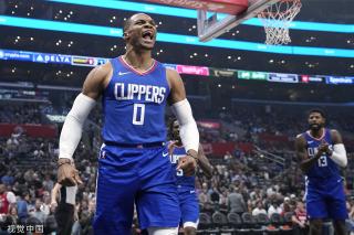 王钰栋战澳大利亚出场24分钟传球成功率100%,3次过人2次成功.