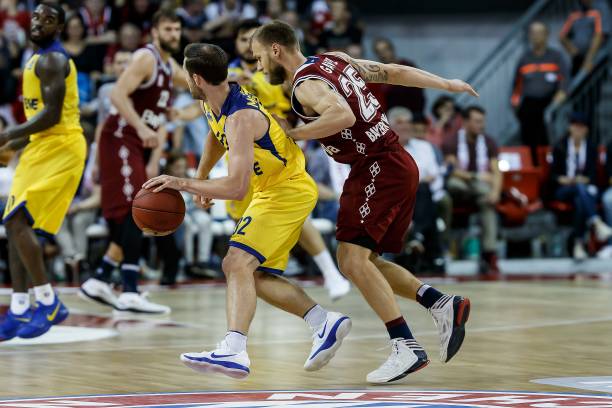 在巴黎奥运会上创造历史的“小孩姐”15岁了,王楚钦、全红婵送祝福九派新闻.